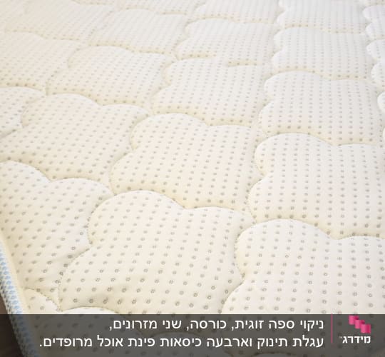 מזרן נקי על מיטה בחדר שינה